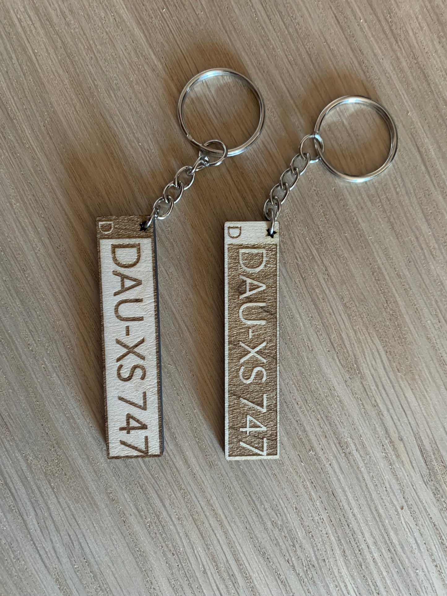 đ SchlĂŒsselanhĂ€nger aus Holz im Nummernschild-Stil â personalisiert mit Wunschkennzeichen