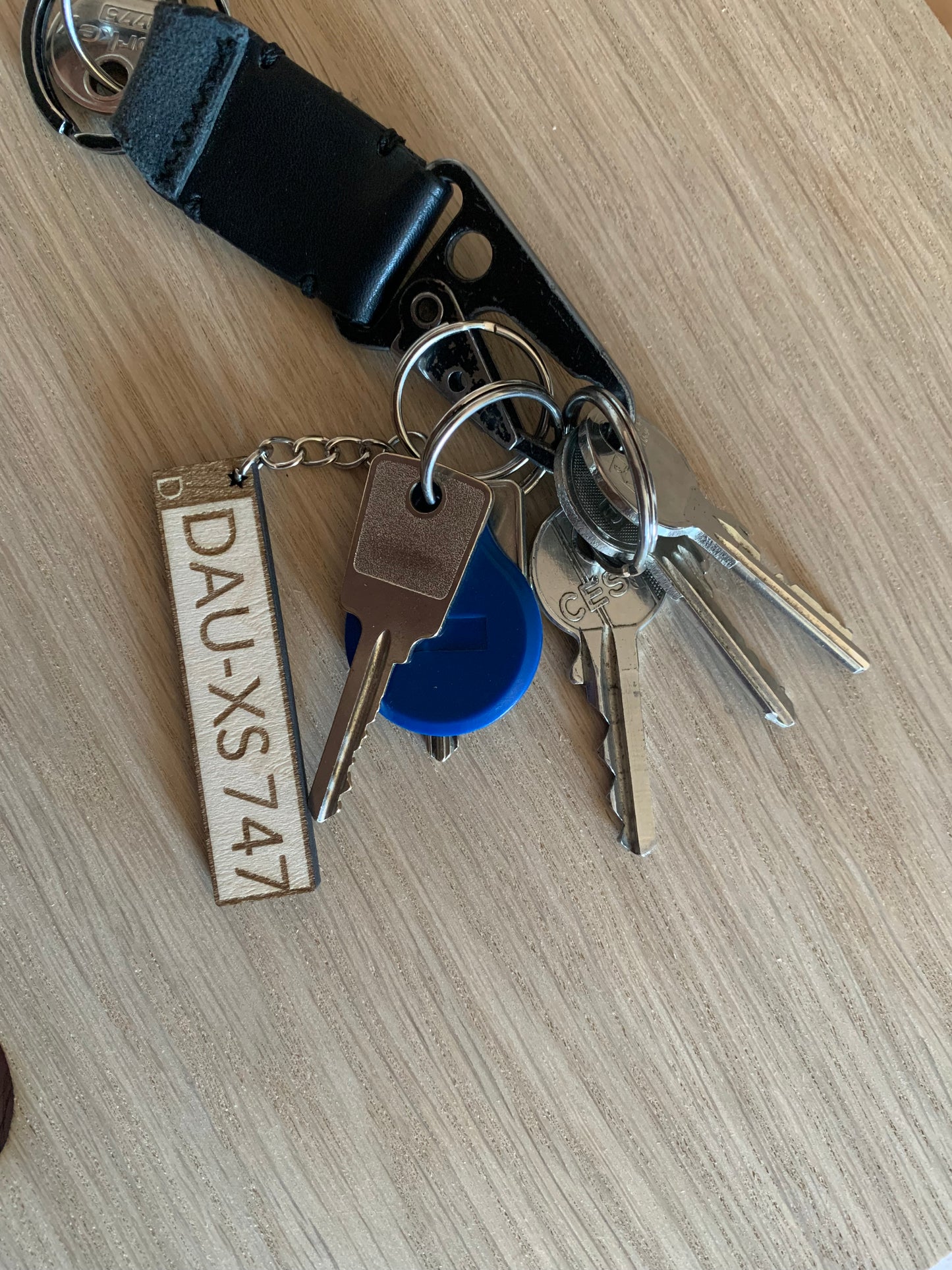 đ SchlĂŒsselanhĂ€nger aus Holz im Nummernschild-Stil â personalisiert mit Wunschkennzeichen